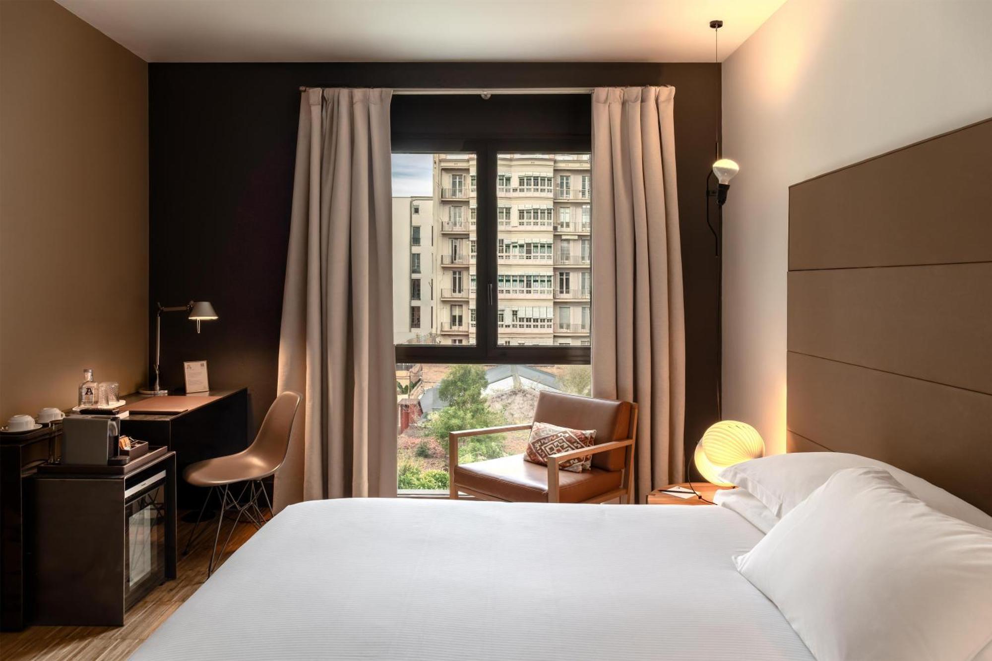 Alexandra Barcelona Hotel, Curio Collection By Hilton — Photos 2
