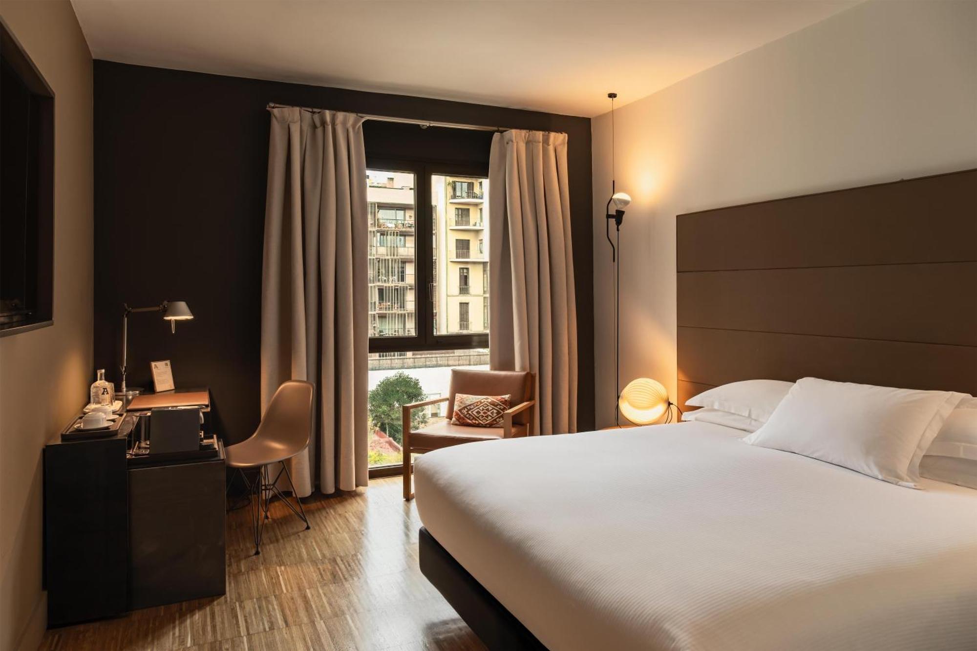 Alexandra Barcelona Hotel, Curio Collection By Hilton — Photos 1